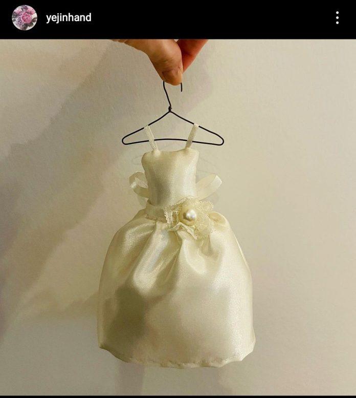 Son Ye Jin đã đăng bức ảnh váy cưới mini này lên để thông báo việc kết hôn của mình. (Ảnh: Internet)