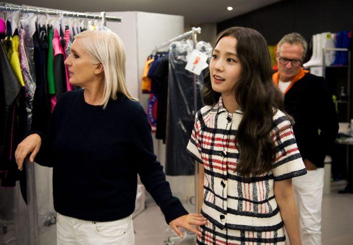 Jisoo tham quan xưởng may Dior tại Pháp cùng Giám đốc sáng tạo Dior - bà Maria Grazia Chiuri (Nguồn: Internet).