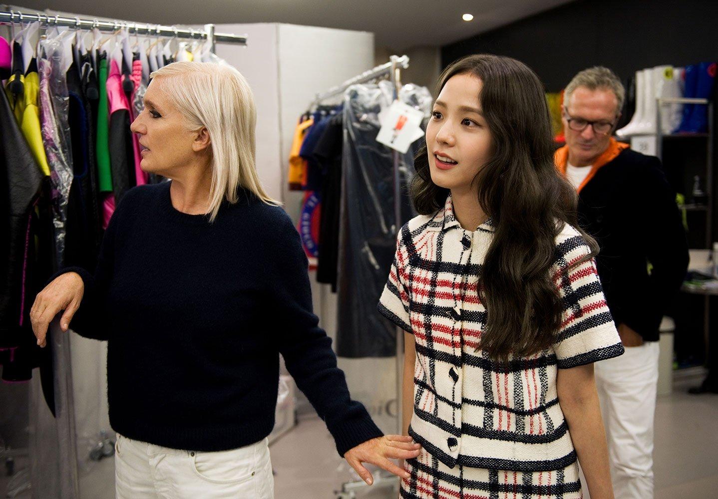 Jisoo tham quan xưởng may Dior tại Pháp cùng Giám đốc sáng tạo Dior - bà Maria Grazia Chiuri (Nguồn: Internet).