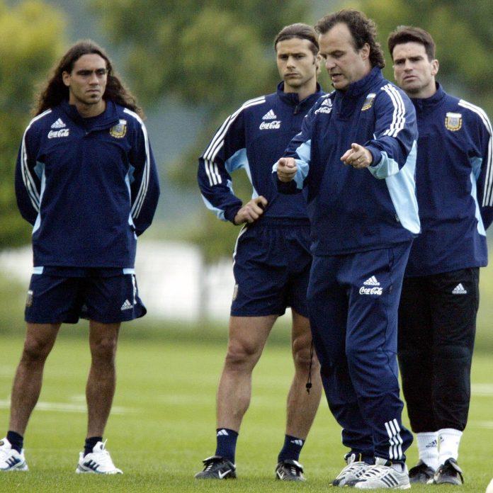 Bielsa và học trò Mauricio Pochettino trong buổi huấn luyện đội tuyển quốc gia Argentina (Ảnh: Internet).