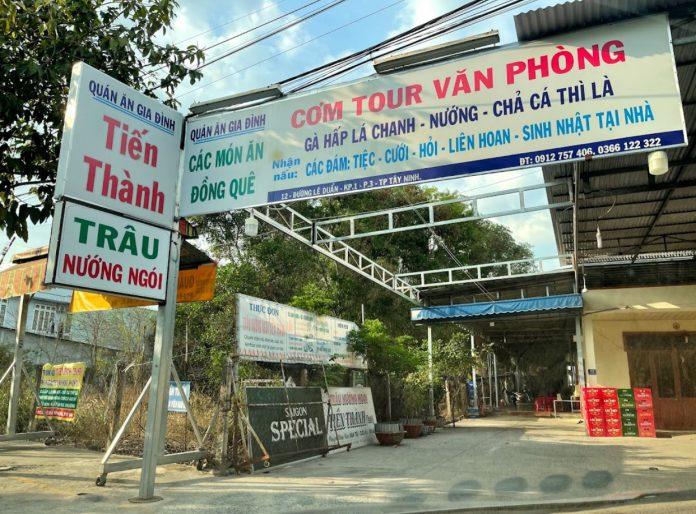 Không gian bên ngoài của quán. (Ảnh: Internet)