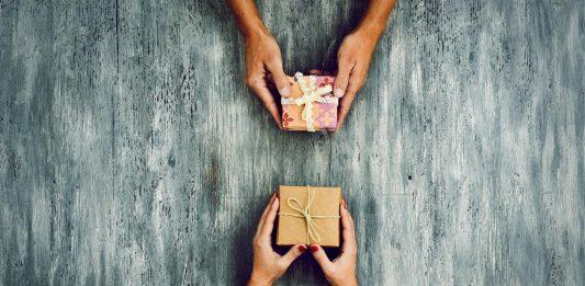 Mách chàng 4 món quà dành tặng crush nhân ngày Valentine: ý nghĩa, tinh tế và sang trọng Món quà cho ngày Valentine thêm ý nghĩa (Nguồn: internet)