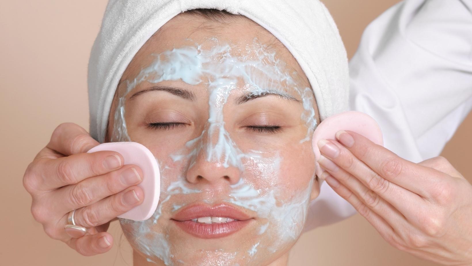 Rửa mặt quá nhiều lần cũng là nguyên nhân khiến da bị nổi mụn nữa đấy (nguồn: internet)