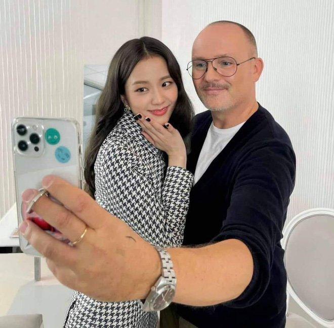 Jisoo chụp ảnh cùng Giám đốc sáng tạo và hình ảnh Dior Makeup - Peter Philips (Nguồn: Internet).