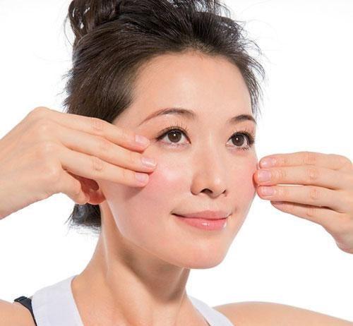 Massage mặt vừa thư giãn vừa giúp làn da rạng rỡ, khuôn mặt tươi tắn hơn.