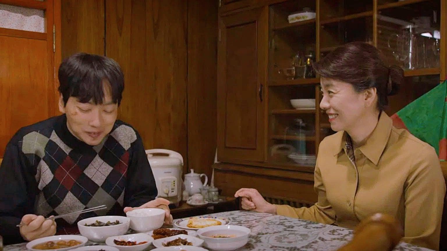 Nụ cười hạnh phúc của Dong Ryeong khi được mẹ nấu món mình thích. Ảnh: Internet