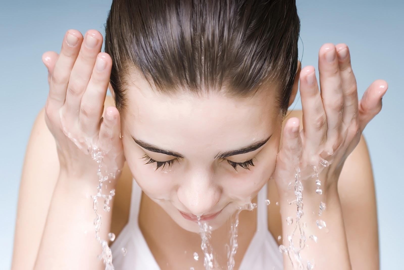Rửa mặt nhiều lần khiến da dễ nổi mụn (Ảnh: Internet)