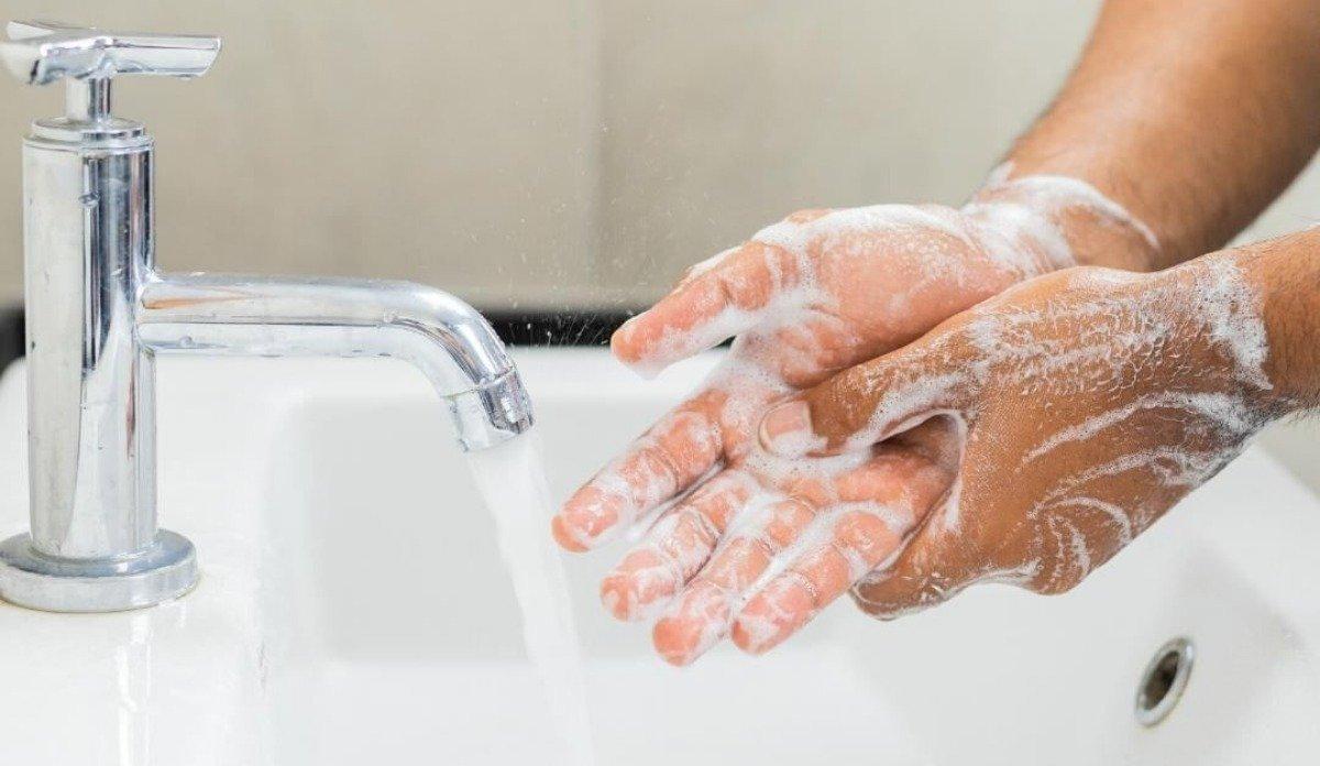 Đôi bàn tay sạch và làn da không mụn (Ảnh: Internet)