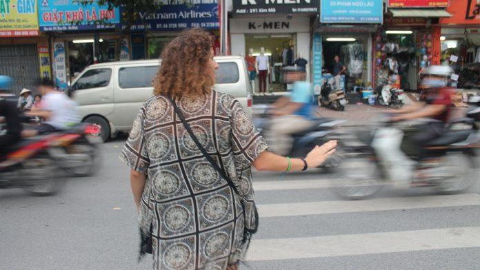 Người nước ngoài "sợ" việc sang đường ở Việt Nam. (Ảnh: Internet)