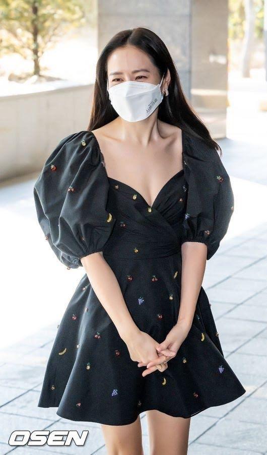 Son Ye Jin mặc một chiếc váy đen thêu hoa với đường viền cổ yếm. (Nguồn: Internet.)