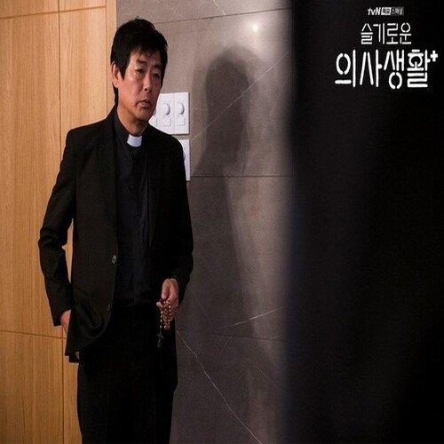 Sung Dong IL trong vai anh cả của bác sĩ Jung Won. Ảnh: Internet