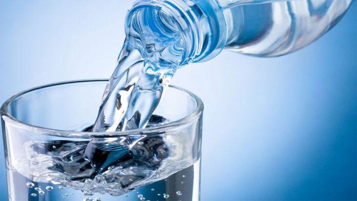 Uống nước trước bữa ăn giúp bạn giảm bớt cảm giác thèm ăn (Nguồn: Internet)