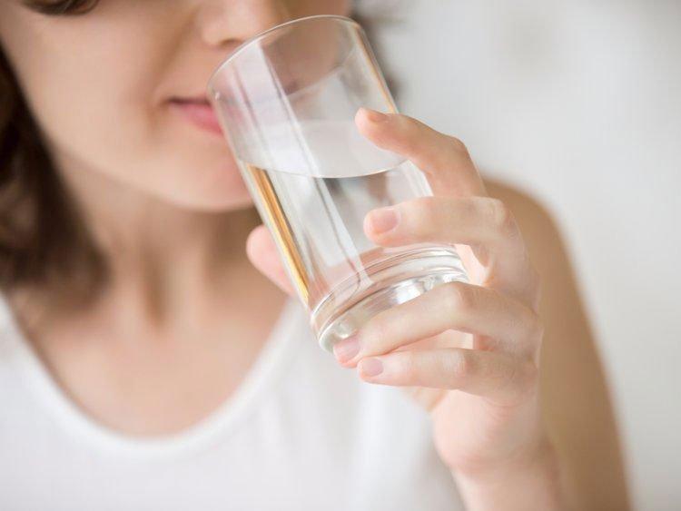 Uống nước có thể giúp giảm đau đầu (Ảnh: Internet).