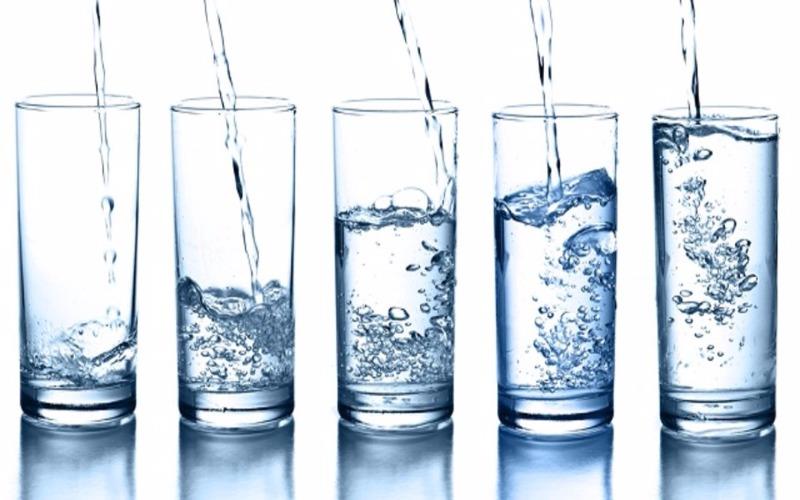 Uống nước bao nhiêu là đủ? (Ảnh: Internet)