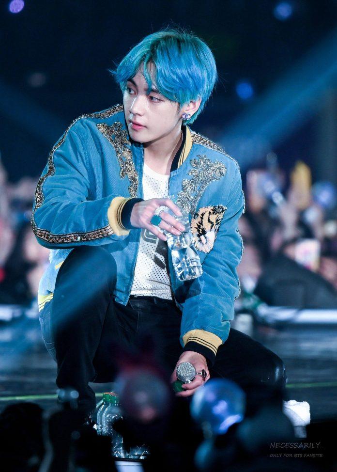 Trang phục trình diễn kết hợp hàng loạt các món đồ Gucci của V (Nguồn: Internet) Trang phục trình diễn kết hợp hàng loạt các món đồ Gucci của V (Nguồn: Internet)