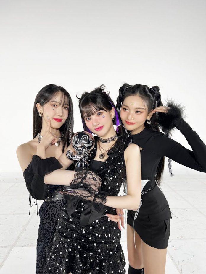VIVIZ đạt kỷ lục girlgroup thắng show âm nhạc nhanh nhất chỉ sau 7 ngày debut (Nguồn: Internet) VIVIZ đạt kỷ lục girlgroup thắng show âm nhạc nhanh nhất chỉ sau 7 ngày debut (Nguồn: Internet)