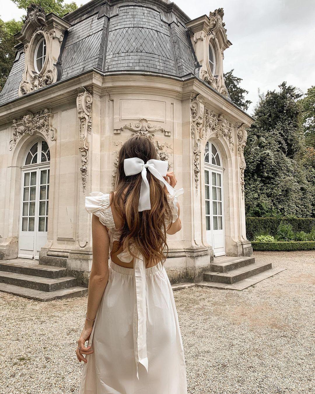 Những chiếc váy khoét ở lưng là một cách hay để bạn diện xu hướng thời trang cut-out (Nguồn: Instagram / @alexfashionbreak)