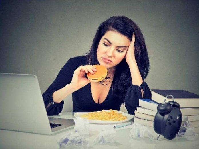Tại sao khi stress lại thèm ăn? (Ảnh: Internet).
