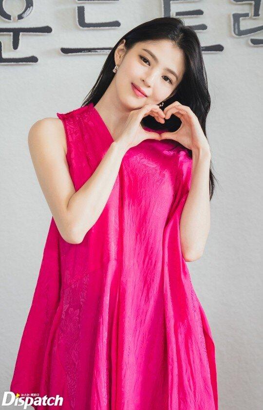 Han So Hee xinh đẹp rạng rỡ trong buổi họp báo