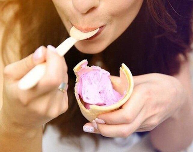 Bà bầu chỉ nên ăn một lượng kem nhỏ. (Nguồn: Internet)