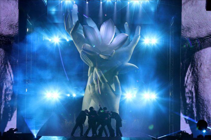 Bức tượng bằng bóng hơi trong màn trình diễn "Fake Love" được khen ngợi vì tính nghệ thuật và hòa hợp với concept của bài hát (Nguồn: Internet)