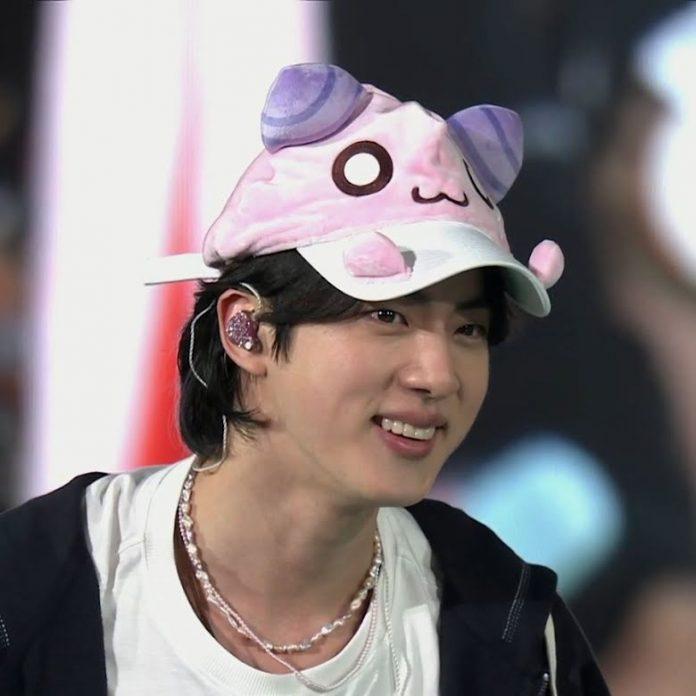 Chiếc nón hồng đáng yêu trong màn encore của Jin (Nguồn: Internet)