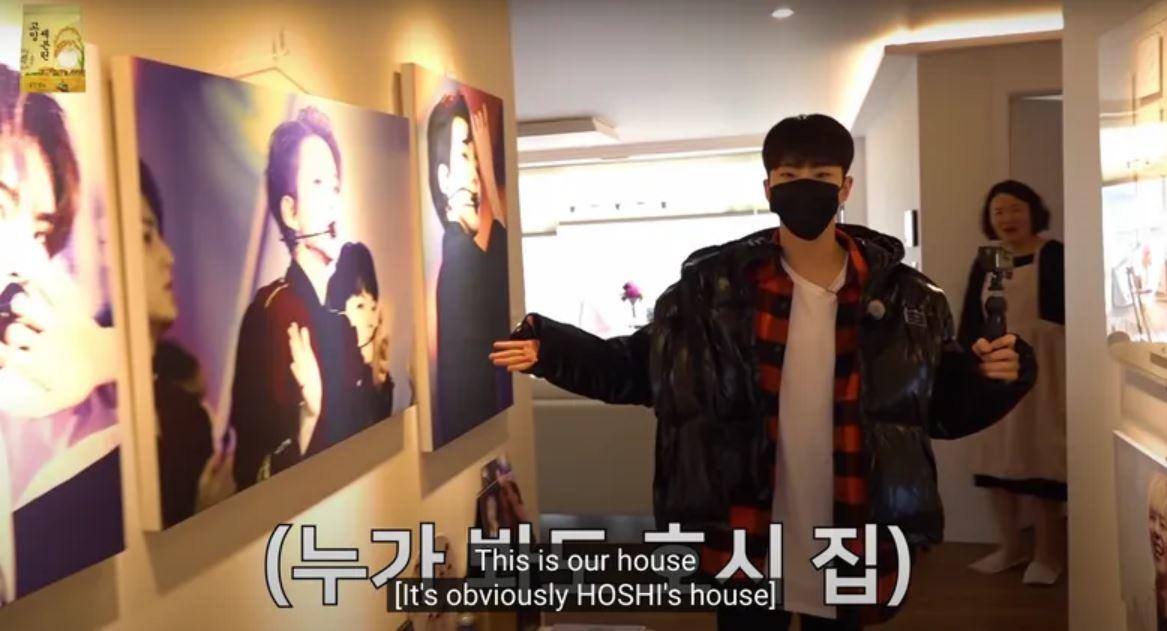 Một số khung ảnh kỉ niệm về các buổi biểu diễn của Hoshi được mẹ anh treo trang trọng ở hành lang lối vào (Ảnh: Internet)