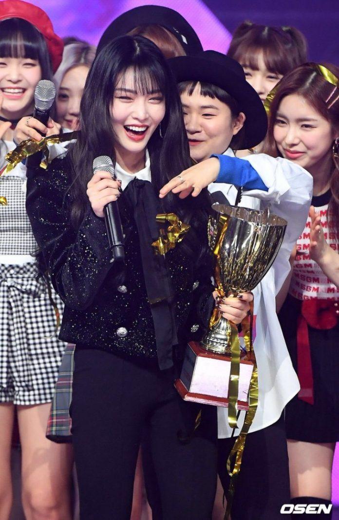 Chungha xuất sắc mang chiếc cúp đầu tiên tại Show Champion với bài hát Gotta Go vào năm 2019. Ảnh: Internet