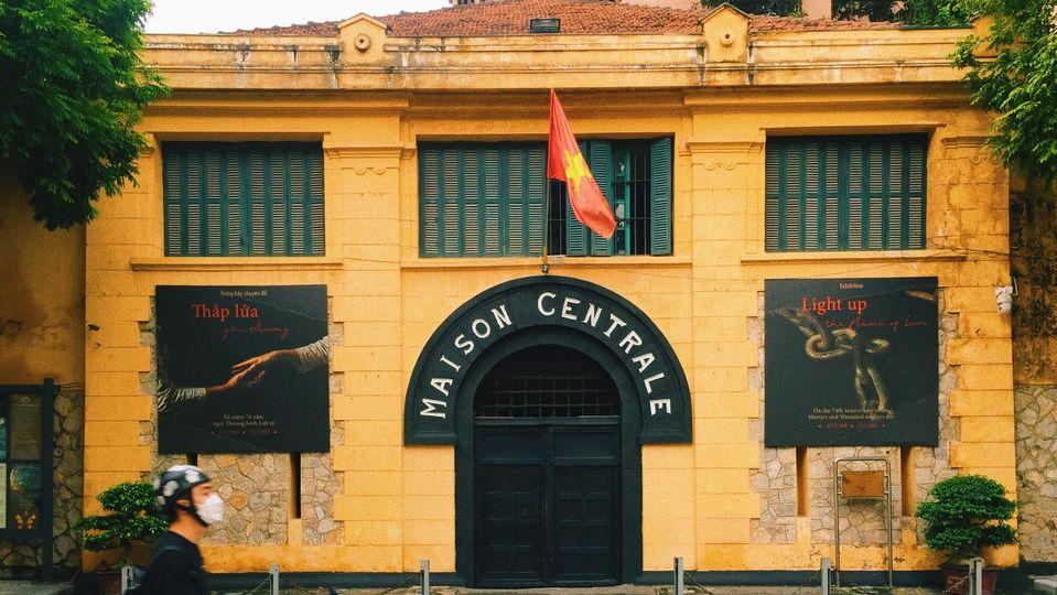 Cổng chính nhà tù Hòa Lò với tên "Maison Centrale". (Nguồn: Internet)