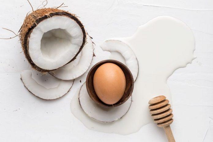 Dưỡng tóc với dầu dừa và lòng trắng trứng gà (Nguồn: Internet).