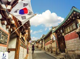 Top 3 trường Đại học hàng đầu Hàn Quốc Traditional Korean style architecture at Bukchon Hanok Village in Seoul, South Korea.