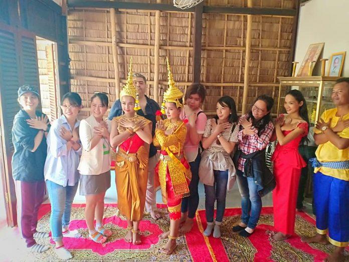 Du khách trải nghiệm văn hóa Khmer cùng người bản xứ (Ảnh: Internet)