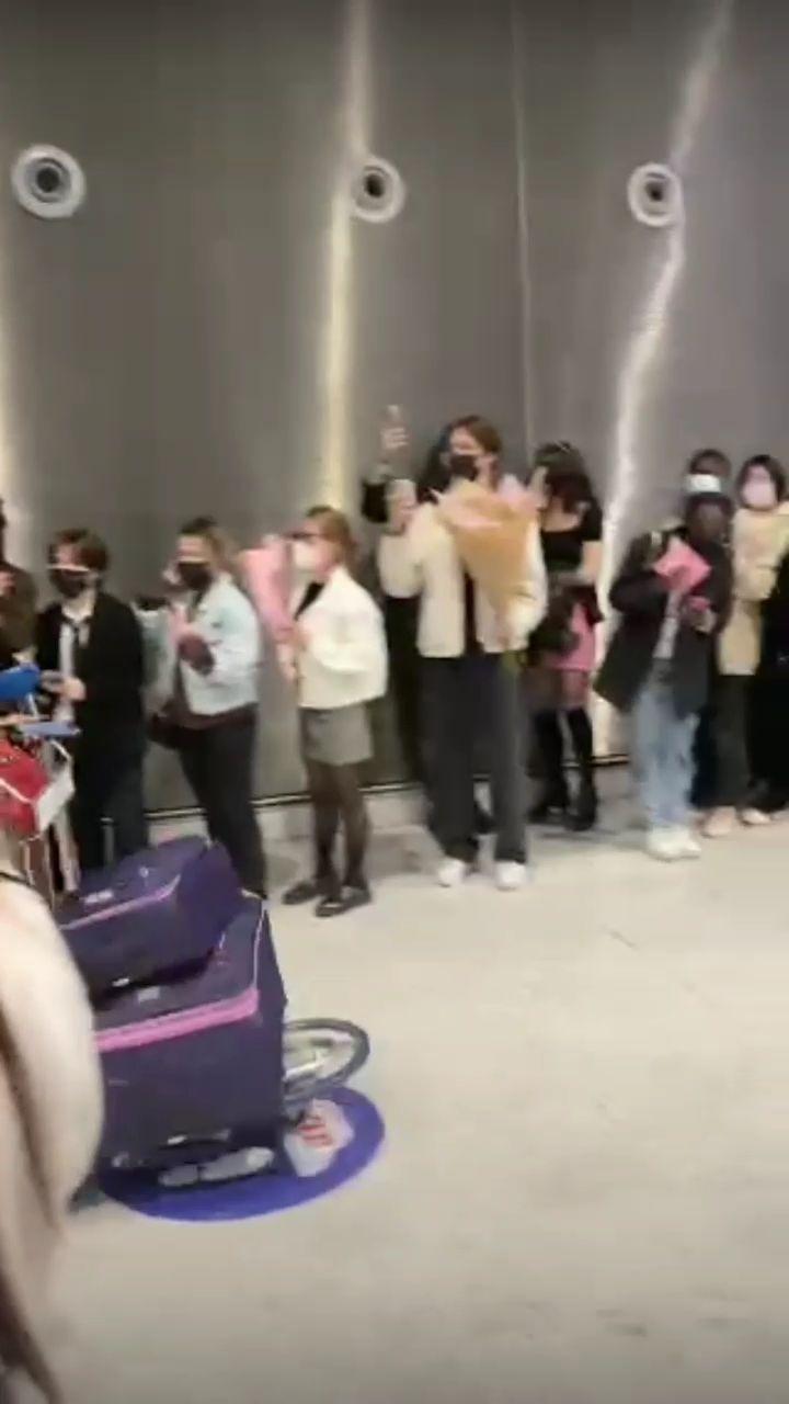 Fan Jisoo xếp hàng dài cầm hoa đợi cô nàng trong khuôn khổ sự kiện (Nguồn: Internet)