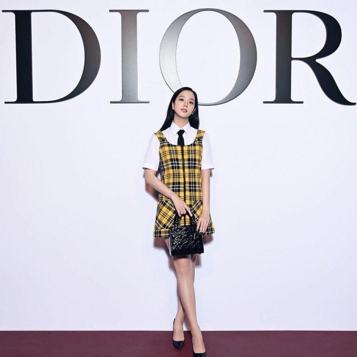 Jisoo chụp hình dưới biểu tượng Dior khổng lồ (Nguồn: Internet).