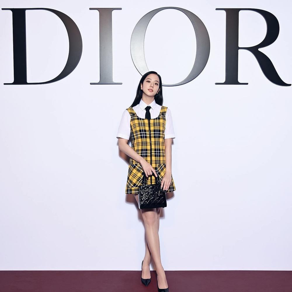 Jisoo, Dior và Tuần lễ thời trang là những từ khóa nổi bật của mùa thời trang năm nay. Hãy xem ngay hình ảnh này để tìm kiếm những bộ sưu tập của Dior đầy nữ tính và thời trang cùng với sự xuất hiện đầy quyến rũ của Jisoo.