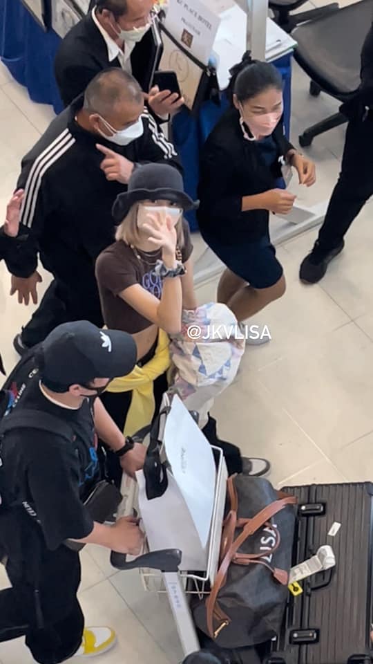 Lisa thân thiện vẫy chào fan tại sân bay ở Thái Lan (Ảnh: Internet)