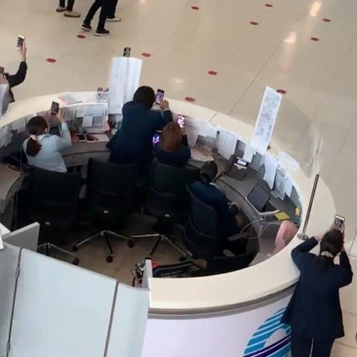 Nhân viên công tác tại sân bay: Chụp hình idol trước rồi làm việc sau khiến fan cười bò (Nguồn: Internet)