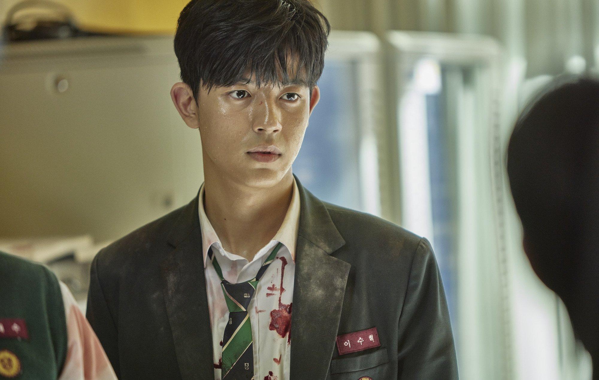 Lomon trong phim All of Us Are Dead vào vai Lee Su-hyeok, biệt danh Chân Su, cựu thành viên của nhóm du côn, và là một người đánh đấm rất giỏi. Cậu thầm thích Nam-ra (Choi Yi Hyun). Ảnh: Internet