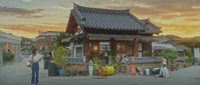 Những căn nhà truyền thống Hàn được lồng vào thành thị vừa hiện đại vừa truyền thống như mạch truyện đan xem giữa quá khứ và hiện tại. Nguồn: internet