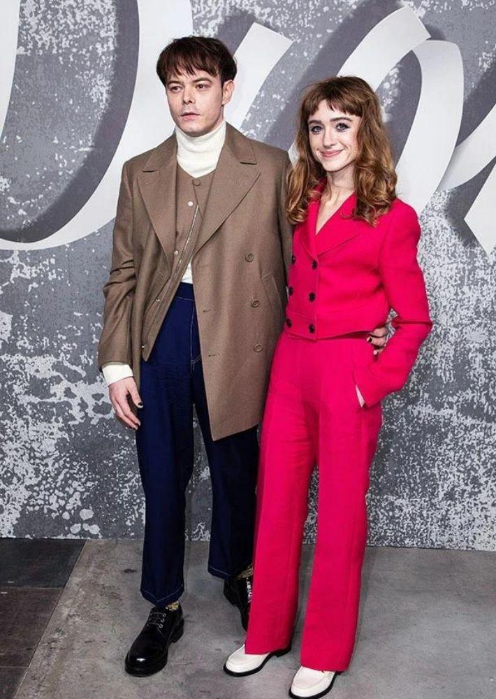10/12/2021 - Charlie Heaton và Natalia Dyer cùng nhau tham dự Show thời trang Dior Men's fall 2022 (Nguồn: Internet)