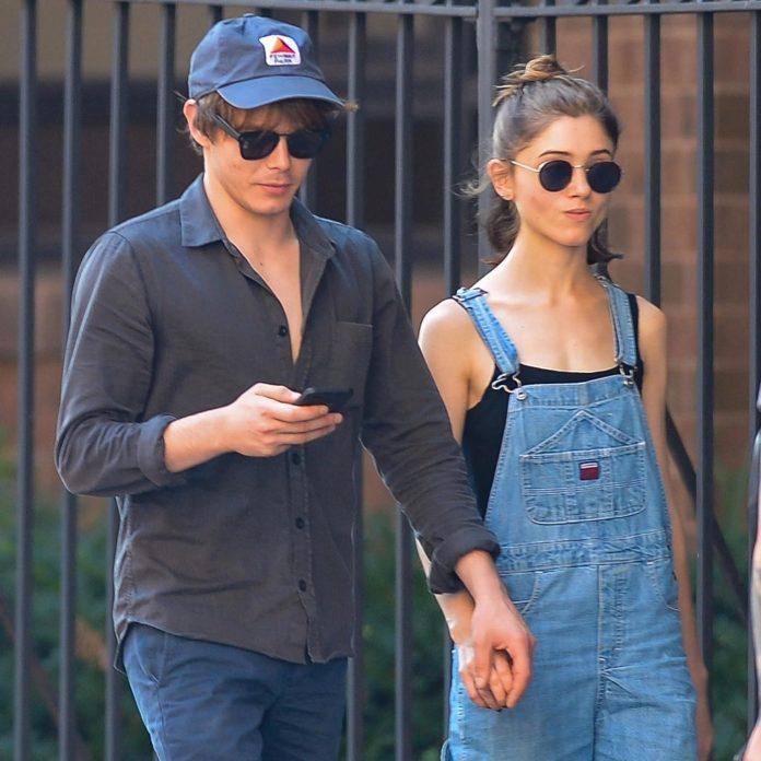 4/10/2017 - Charlie Heaton và Natalia Dyer nắm tay nhau bước xuống phố (Nguồn: Internet)