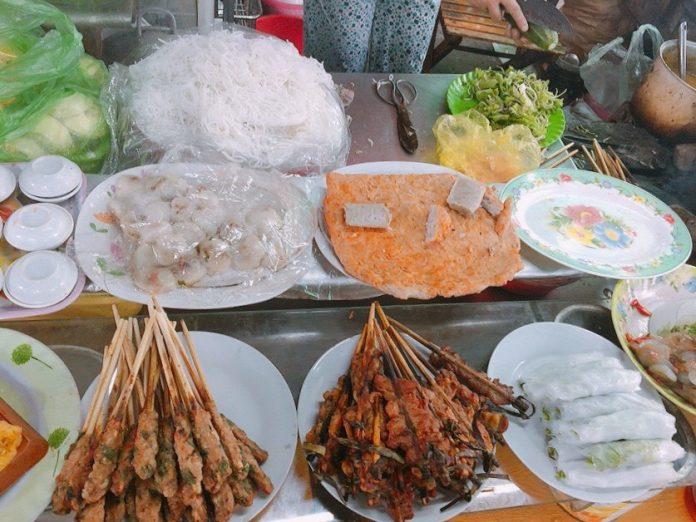 Quầy ẩm thực trong chợ Đông Ba. (Ảnh: Kim Cúc)