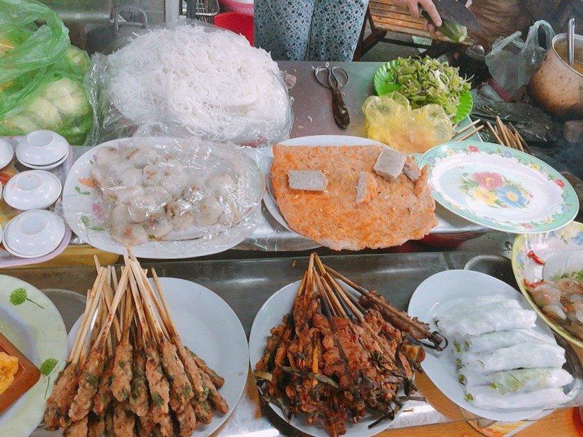Quầy ẩm thực trong chợ Đông Ba. (Ảnh: Kim Cúc)