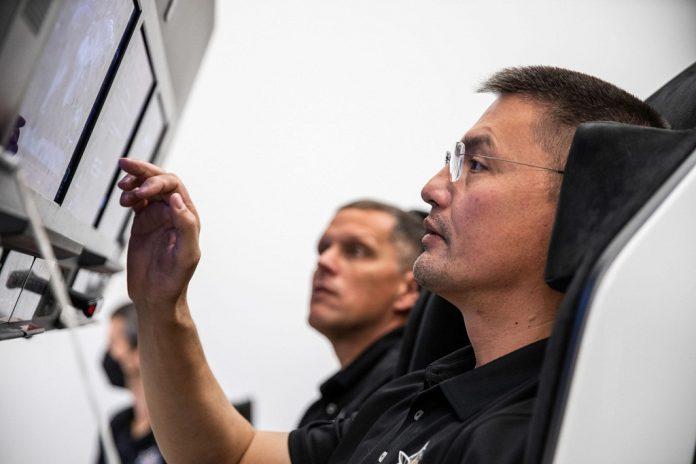 Các thành viên SpaceX Crew-4 của NASA: phi hành gia Bob Hines (trái), và phi hành gia Kjell Lindgren (phải) tham gia vào một buổi đào tạo tại trụ sở SpaceX ở Hawthorne, California. (Ảnh: Internet)
