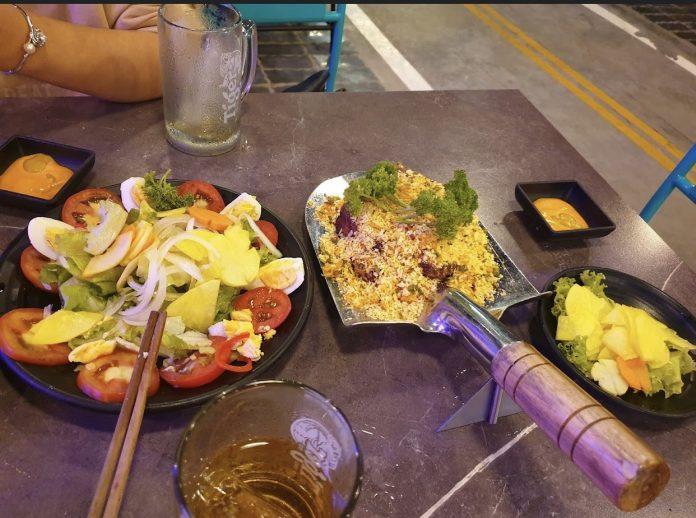 Món ăn được trình bày trong một chiếc xẻng lạ mắt. (Ảnh: Internet)