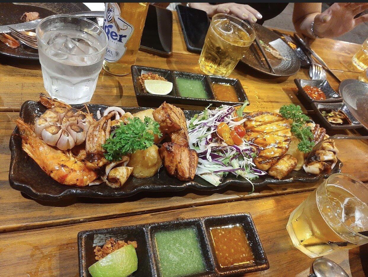 Top 20 quán nhậu tại Sài Gòn: đồ ăn ngon, hút khách, giá bình dân 123 Zô 5 KU Station Big Pig BBQ Beer bình dân bình thạnh Bồng Sơ Quán Đêm Sài Gòn đồ ăn Gangs Hỏa Xa giá bình dân Gu Nhậu đúng chất nhà hàng Nhà hàng Ngọc Thủy nhà hàng ngon Nhà hàng Việt Phố Những người bạn No 96 Lẩu Nướng Nướng bia Lu Ốc ngon 109 Ốc Phước Đạt Phố đêm quán quận 1 quận 3 Quận 5 quán ăn Quán ăn Bamboo quán nhậu Quận Tân Bình Sài Gòn Sky Zone Beer Garden The Street thông tin Top 20 Xẻng Mồi Bia