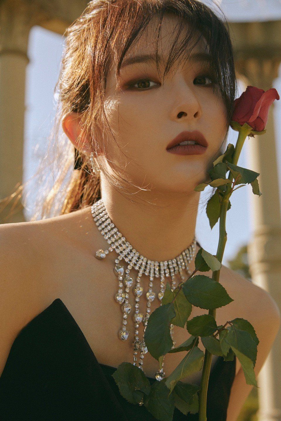 Cách tạo dáng bên hoa hồng y hệt nhau của Seulgi. (Nguồn: Internet)