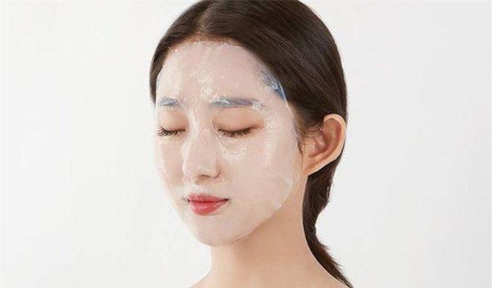 Dùng mặt nạ để làm dịu da sau khi nặn mụn tại spa (ảnh: internet)
