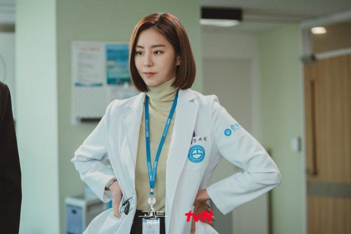 Uee đã làm gì để được khán giả yêu thích trong bộ phim Ghost Doctor (Ảnh: Internet)