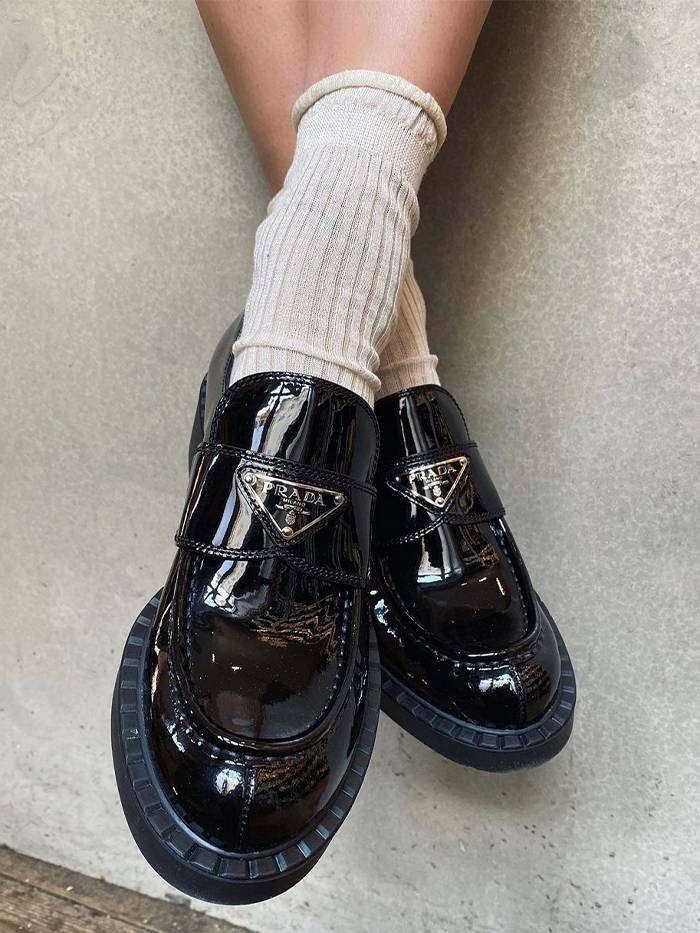 Thiết kế này của Prada đã góp phần thổi bùng xu hướng giày loafer (Nguồn: Instagram / @pernilleteisbaek)